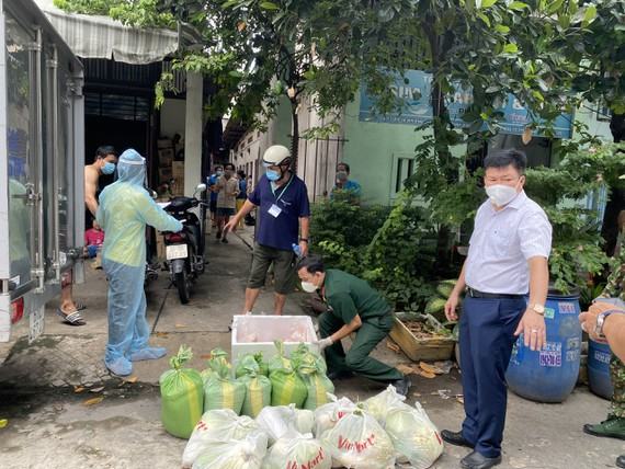 Ông Nguyễn Thanh Tâm, Chủ tịch UBND TP Thuận An kiểm tra phòng chống dịch 