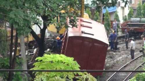 Bình Dương: Một toa tàu bị trật khỏi đường ray