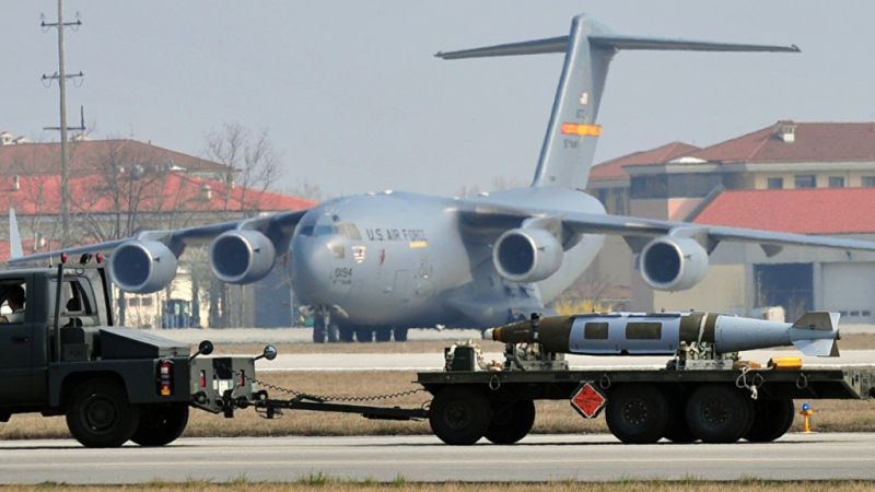 Một vũ khí được di chuyển tại căn cứ Aviano của NATO tại Ý /// AFP