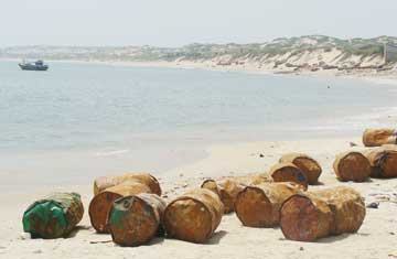 Bình Thuận: Phát hiện nhiều thùng phuy lạ trên biển