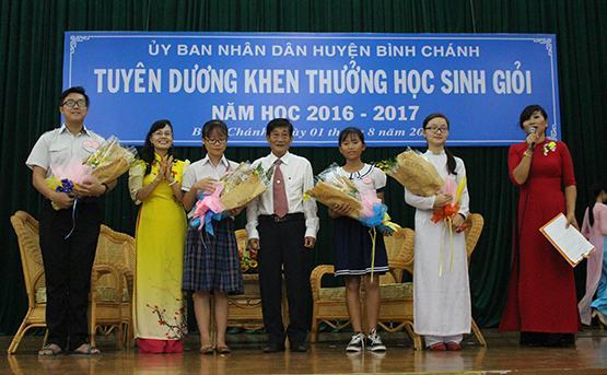 Khen thưởng hơn 400 học sinh giỏi