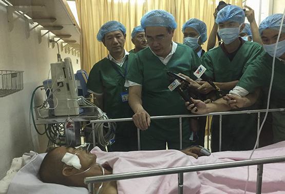 Bí thư Thành ủy TP.HCM đến bệnh viện thăm “hiệp sĩ đường phố”