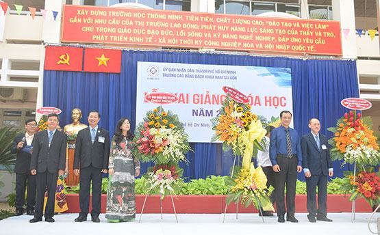 Trao 25 suất học bổng cho học sinh, sinh viên nghèo vượt khó