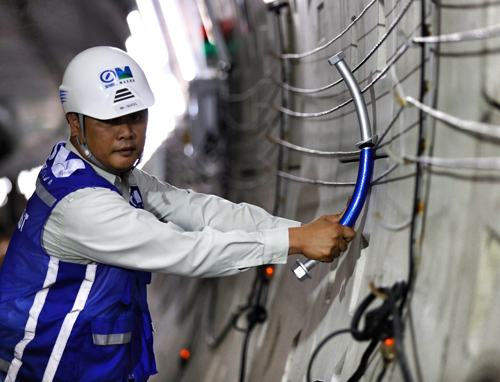 Các kỹ sư thi công Metro 1 tại khu vực trung tâm Sài Gòn. Ảnh: Hữu Khoa.