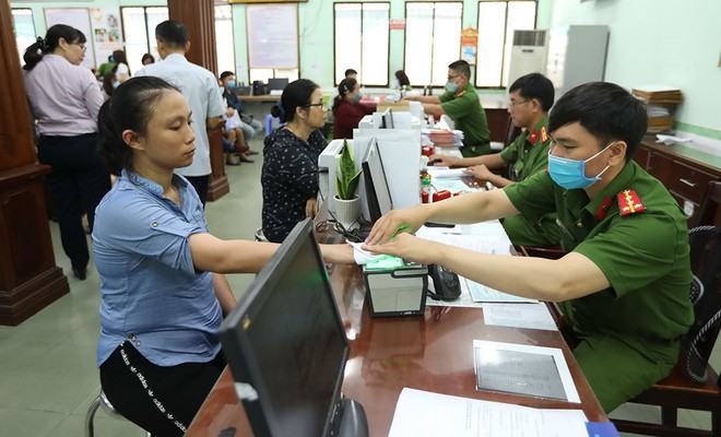 Người dân làm thủ tục cấp căn cước công dân  /// ẢNH: NGỌC DƯƠNG