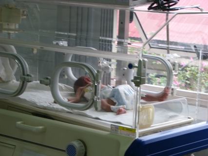 Bố em bé được cứu sống khi mẹ đột tử đã đến nhận con