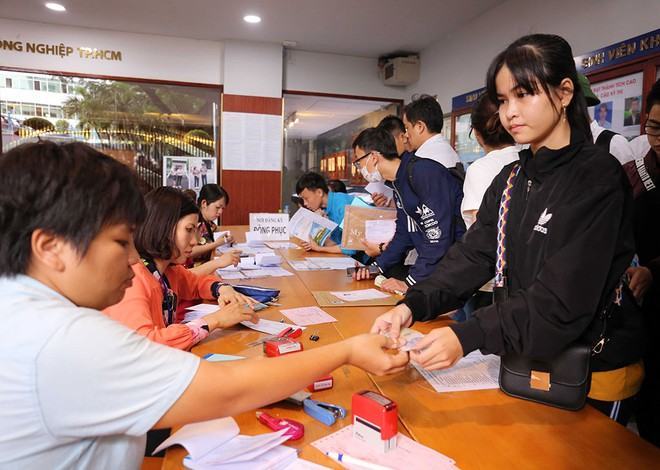 Sinh viên đóng học phí chuẩn bị nhập học tại Trường ĐH Công nghiệp TP.HCM  /// ẢNH: NGỌC DƯƠNG