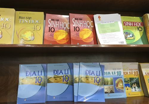 Bộ Giáo dục kiểm tra việc xuất bản sách giáo khoa