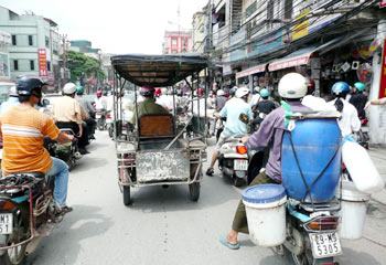 Xe ba bánh trên đường phố Hà Nội. (Ảnh: Xuân Tùng)