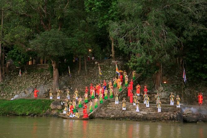 Điện Hòn Chén trong lễ hội Huyền thoại sông Hương /// Ảnh: Trung tâm bảo tồn di tích cố đô Huế