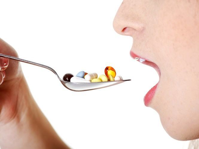 Viên đa vitamin chỉ nên là cách cuối dùng khi bạn không thể có được vitamin cho cơ thể - Ảnh: Shutterstock