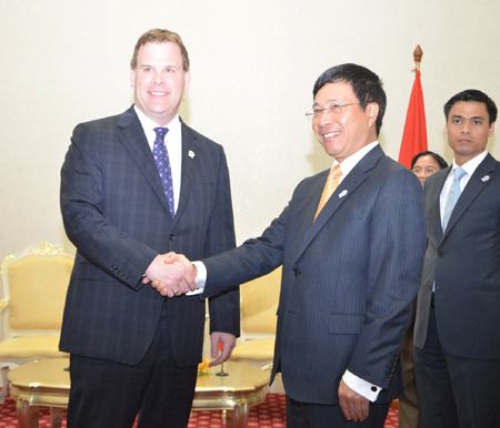 Bộ trưởng Ngoại giao VN tiếp xúc song phương bên lề AMM 45