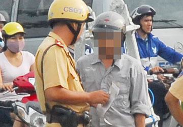 Bỏ xử phạt xe chính chủ và mũ bảo hiểm dỏm