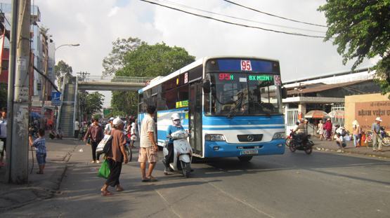 Xây cầu vượt bộ hành: Cần có những thay đổi về thiết kế và giải pháp!