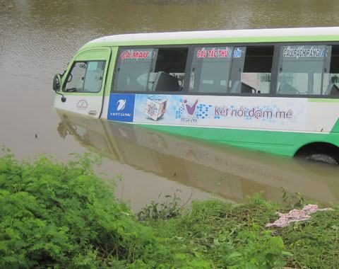 Bốn người nhập viện vì xe buýt lao xuống mương