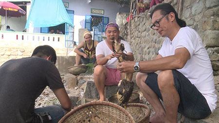 Bốn ông bố vất vả làm nhiệm vụ nấu cháo cho cả làng