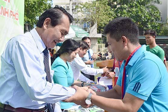 Trường THCS-THPT Nguyễn Khuyến đoạt Cúp vô địch bóng đá nam giáo viên