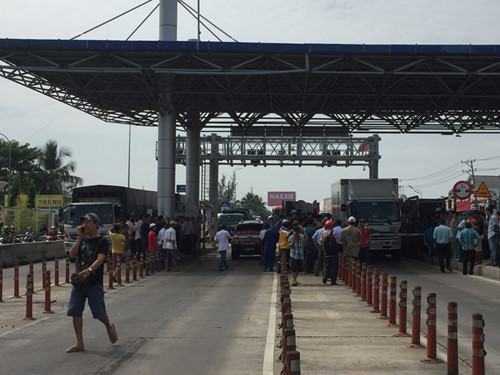 BOT Cần Thơ – Phụng Hiệp kẹt cứng: Xe cộ chôn chân kéo dài 5km - ảnh 2