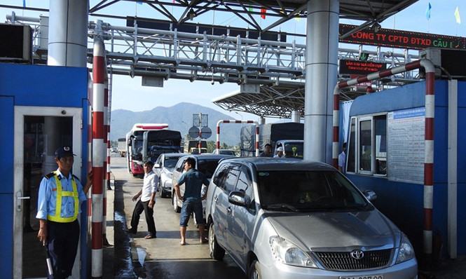 Tài xế phản đối việc thu phí tại Trạm BOT Ninh Lộc /// Ảnh: Nguyễn Chung