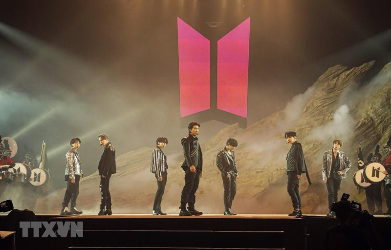 Nhóm nhạc BTS biểu diễn trong buổi hòa nhạc trực tuyến "BTS MAP OF THE SOUL ON:E" tại Seoul, Hàn Quốc. (Ảnh: Yonhap/TTXVN)