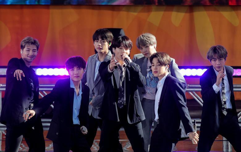 BTS quảng bá album mới ở Mỹ, fan cuồng xếp hàng mua