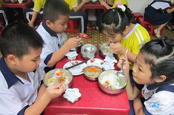 Trường né “bữa ăn học đường” vì ngại đổi mới