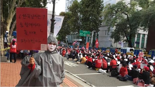 Buc xuc vi nan lap camera quay len, phu nu Han Quoc soc vi bi lam dung moi noi