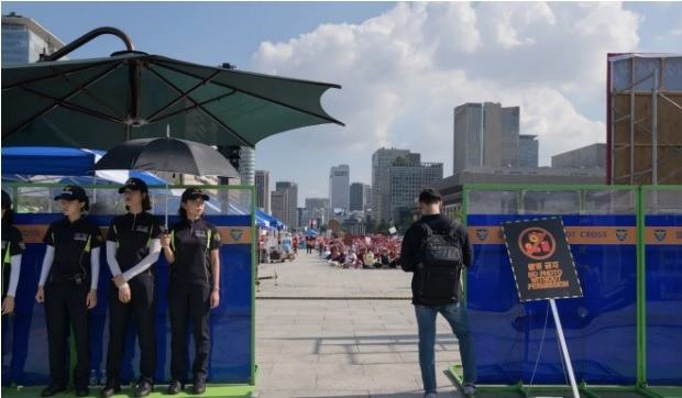 Buc xuc vi nan lap camera quay len, phu nu Han Quoc soc vi bi lam dung moi noi