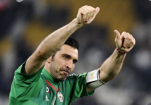 Buffon chỉ kém kỷ lục sạch lưới ở Serie A bốn phút