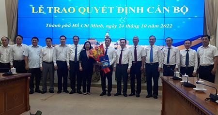 Trao quyết định phê chuẩn chức vụ Phó Chủ tịch UBND TP.HCM cho ông Bùi Xuân Cường