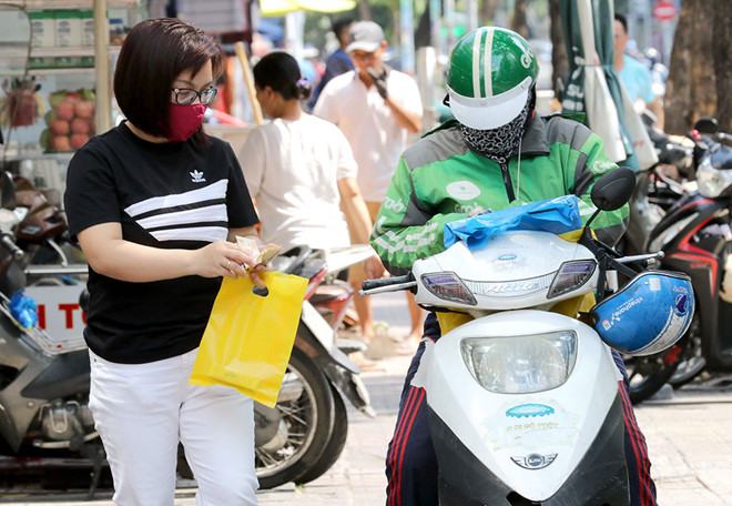 Các đơn hàng mua qua mạng và giao hàng tận nhà gia tăng  /// Ảnh: Khả Hòa