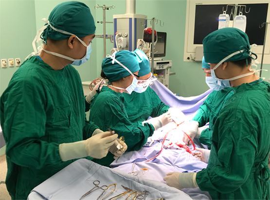 Cứu sống bé gái 30 tháng tuổi bị mảnh sành cắt đứt vùng cổ