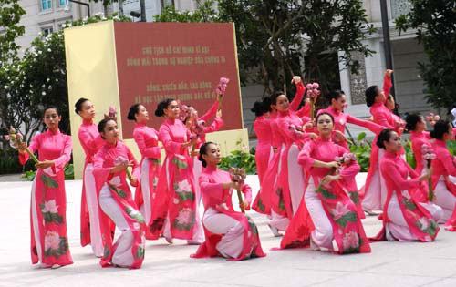 Góp ý dự thảo báo cáo chính trị Đại hội Đảng bộ TP.HCM lần thứ X: Xây dựng môi trường văn hóa để con người phát triển toàn diện