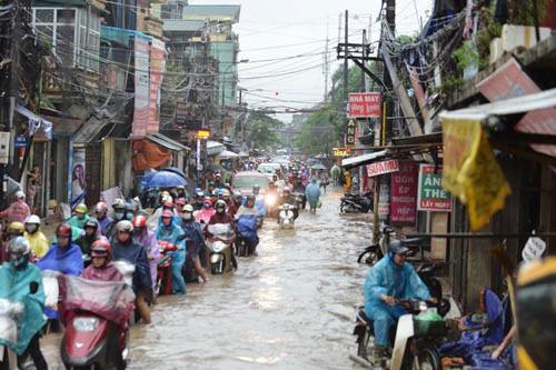 Hà Nội: Người dân tát nước trong nhà – bắt cá ngoài đường