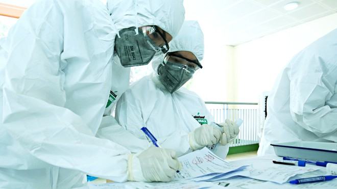 Nhân viên y tế lấy mẫu xét nghiệm Covid-19 /// Ảnh Trần Cường