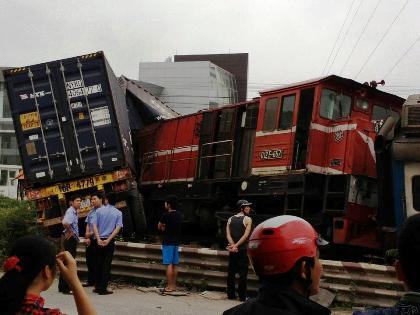 Cả đoàn tàu tông trực diện, xé đôi container