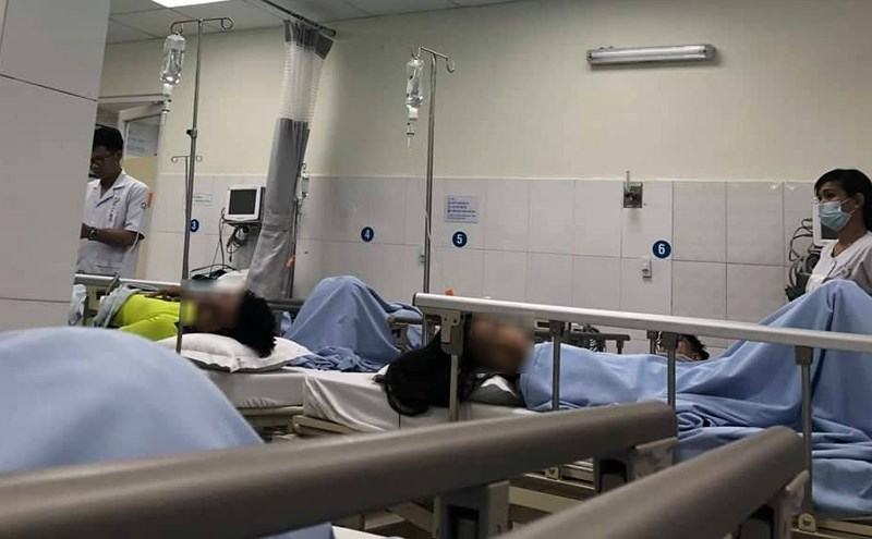 Ăn tiệc tại nhà hàng, 21 người nghi bị ngộ độc