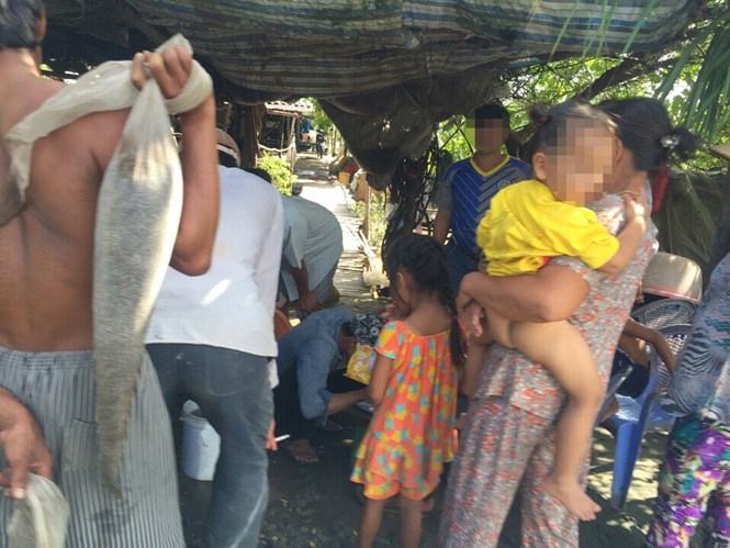 Mang nghêu giống đi bán (túi trắng sau lưng) 