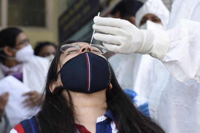 Lấy mẫu xét nghiệm Covid-19 tại thành phố Amritsa (bang Punjab, Ấn Độ) /// AFP