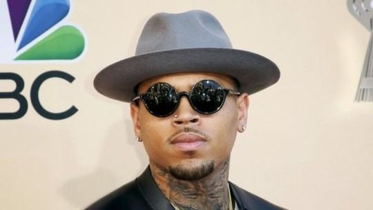 Ca sĩ Chris Brown van nài được vào Úc