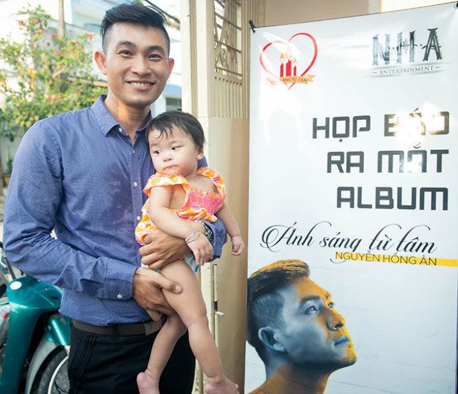 Ca sĩ Nguyễn Hồng Ân gây quỹ cho trẻ nhiễm HIV/AIDS