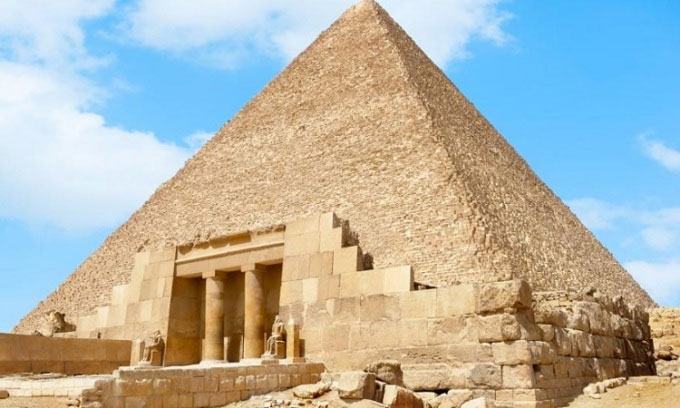 Đại kim tự tháp Giza là một trong 7 kỳ quan cổ đại.