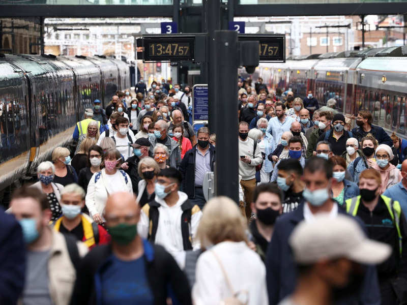 Hành khách tại Nhà ga Ngã tư Vua (London, Anh) gần đây  /// REUTERS