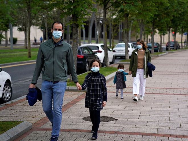 Các nước dần mở cửa lại dù đại dịch Covid-19 chưa qua