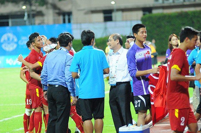 Các “sếp” đoàn TTVN chúc mừng thầy trò HLV Miura