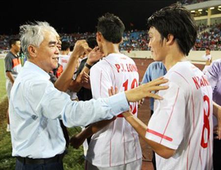 Các trọng tài được yêu cầu phải bảo vệ lứa U19 của bầu Đức