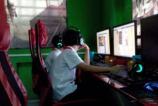 Học sinh một trường THPT ở TP.HCM trốn tiết vào quán net chơi game /// Ảnh: X.P