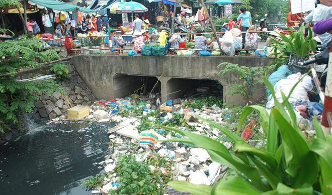 Kênh 19-5 ô nhiễm nghiêm trọng do người dân xả rác bừa bãi /// An Huy