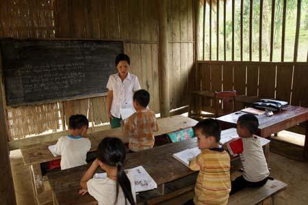 Cái tình đồng bào níu chân giáo viên