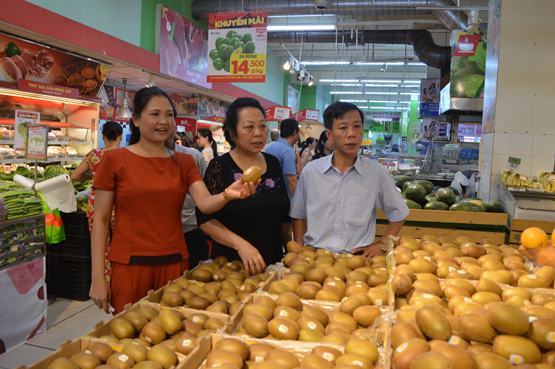 Vô tư bày bán trái cây Trung Quốc gắn mác Việt Nam